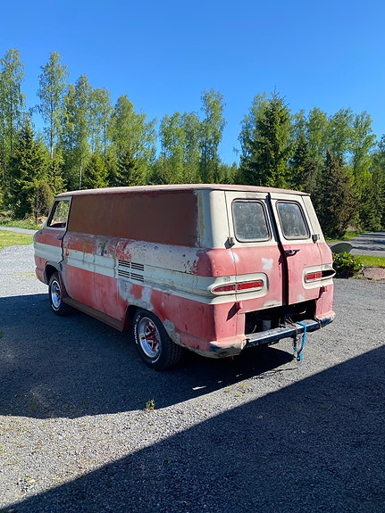 Etsitään varaosia kuvan autoon.