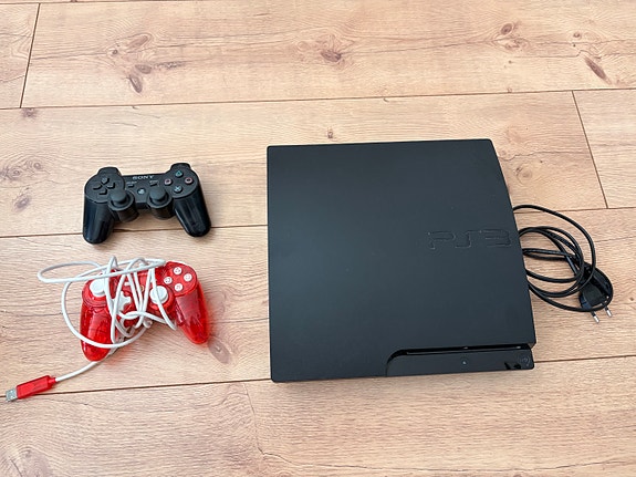 Sony PlayStation 3 Slim -konsoli ohjaimilla