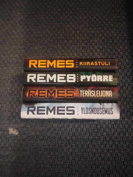 Ilkka Remeksen kirjat