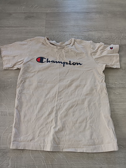 Champion T-paita. Koko 138-140. Pieni kokoon nähden