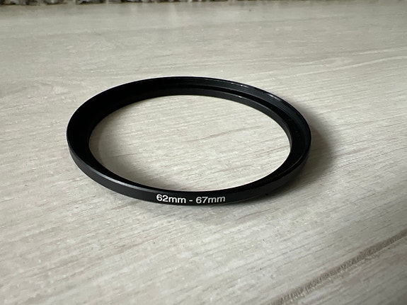 Kierresovitin step-up 62-67mm