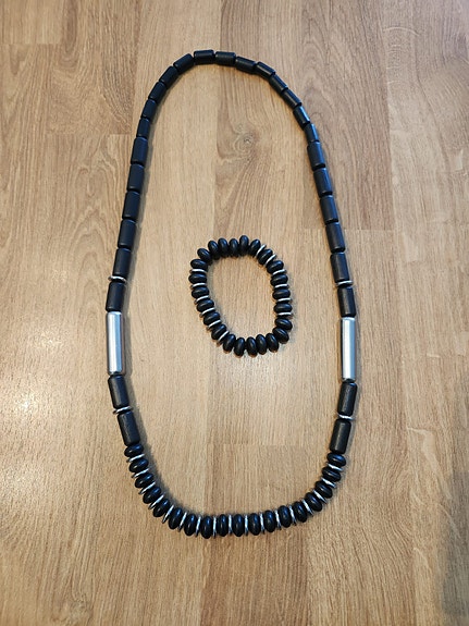Aarikka puuhelmet ( kaula- ja rannekoru )