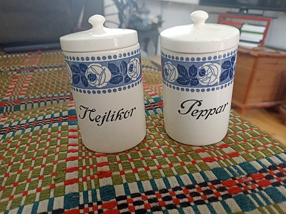 Vanhat maustepurkit posliinia