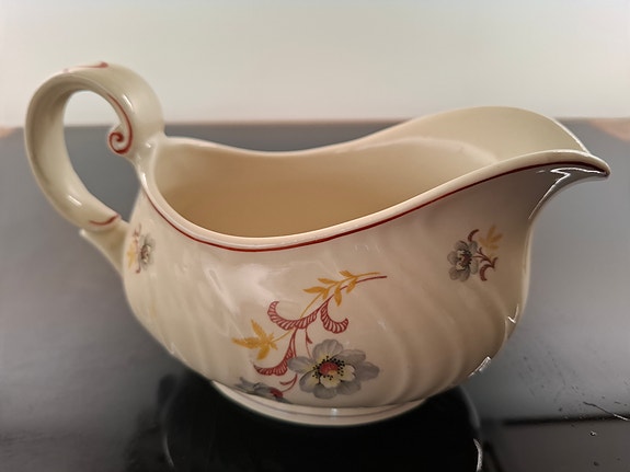 Arabian kastikekulho kukkakuviolla