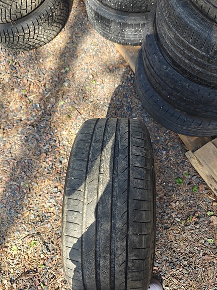 225/40 R18