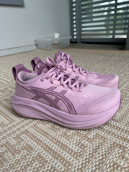 Asics Gel Nimbus 27 koko 40 vaalpun