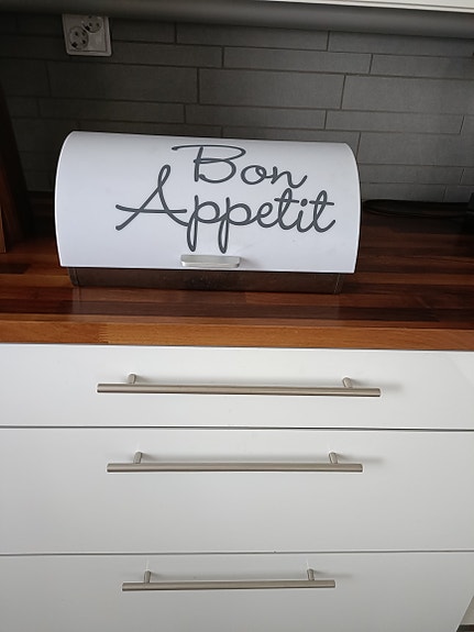 Valkoinen leipälaatikko Bon Appetit -tekstillä