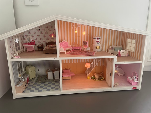 Lundby nukkekoti kalusteineen + 4 valaisinta