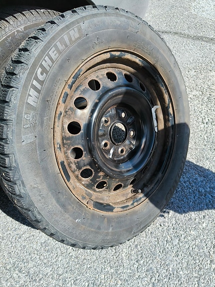 Michelin X-Ice North 4 -nastarenkaat vanteilla