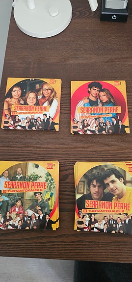 Serranon perhe DVD-boksit 1–3 tuotantokaudet
