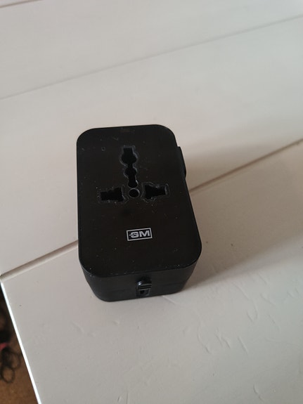 Yleismallinen matka-adapteri