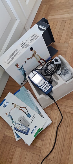 Nokia 3510 ja 6610i alkperäiset laatikot ja laturit