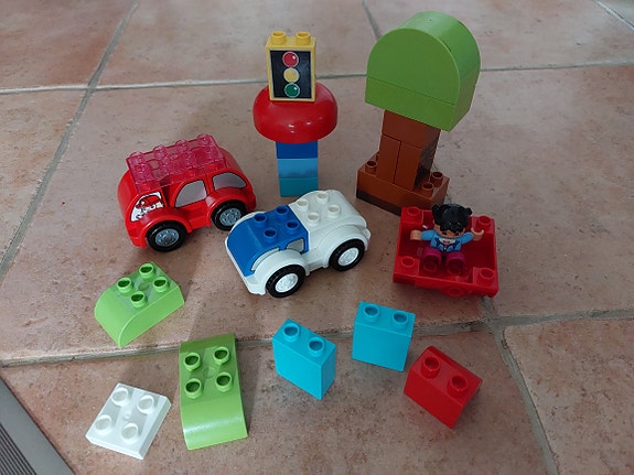 Lego Duplo autot ja palikat