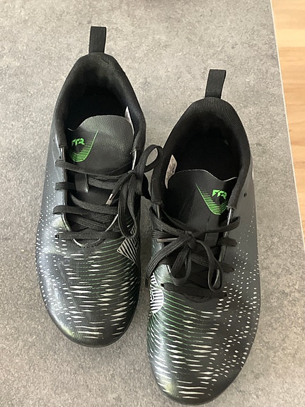 Puma jalkapallokengät koko 35