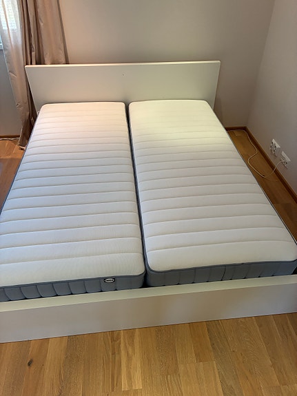 IKEA MALM sängynrunko 160x200 cm valkoinen ja VALEVÅG patjat
