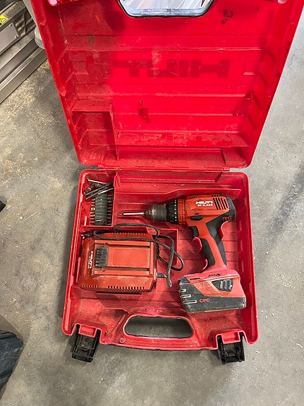 Hilti akkuruuvinväännin punaisessa salkussa