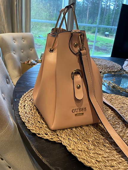 GUESS Janie Stachel crossbody/olkalaukku puuteriroosassa sävyssä.(Soft pink)