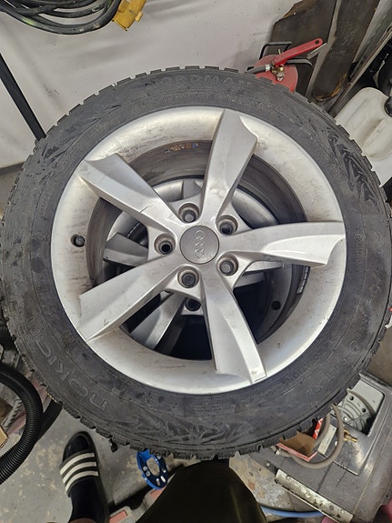 Audi Q5 vanteet ja nokian nastarenkaat