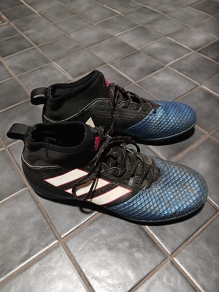 Adidas turffi jalkapallokengät