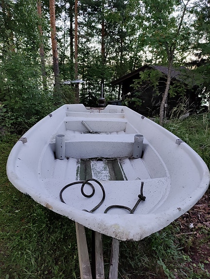 Kesälomatarjous! Hyvä mökki ja kalavene 15hv 4-tahti moottorilla
