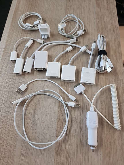 Apple / Mac johtoja, adaptereita jne