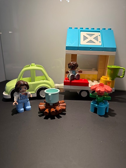 LEGO DUPLO omakotitalo perävaunussa