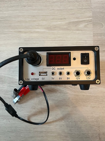 Monitoimi DC-virtalähde USB-liitännällä