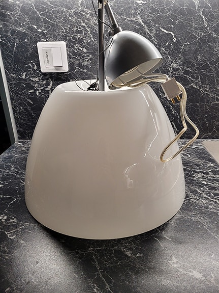 Valkoinen lasikuvullinen valaisin