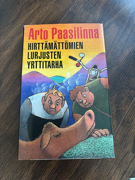 Arto Paasilinna Hirttämättömien lurjusten yrttitarha kirja