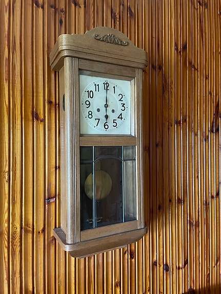 Seinäkello heilurilla