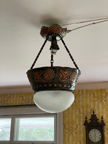 Metallinen Jugend kattovalaisin lasikuvulla