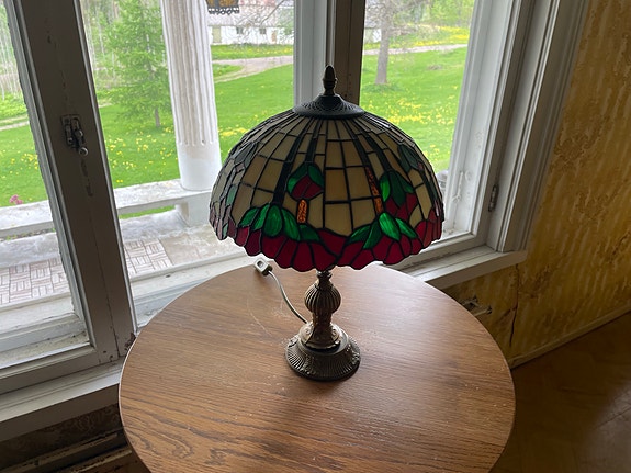 Tiffany-tyylinen pöytälamppu lasikuvulla