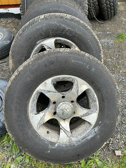 Continental CrossContact LX 255/70R16 renkaat vanteilla