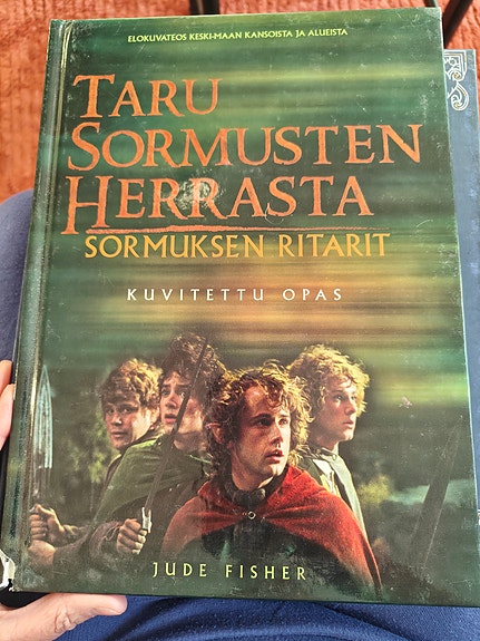 Taru Sormusten Herrasta: Sormuksen ritarit – kuvitetttu opas kirja