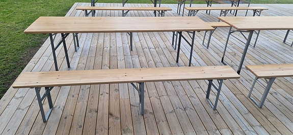 Vuokrataan  kesän juhliin pöytä-  ja penkkisettu