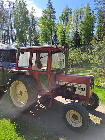 International 533 traktori varusteineen