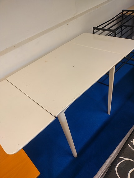 Valkoinen pöytä
