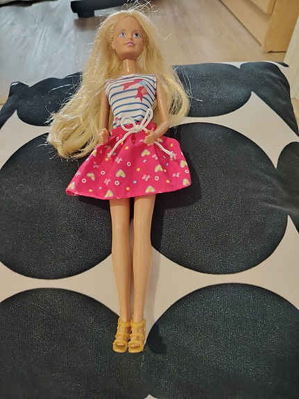 Barbie nukke mekolla ja kengillä