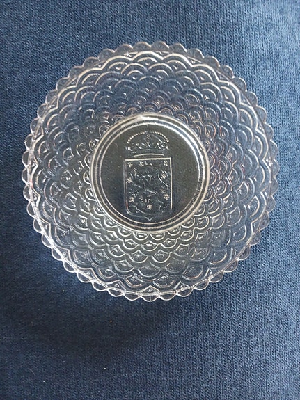 Iittala lasilautanen vaakunakuviolla