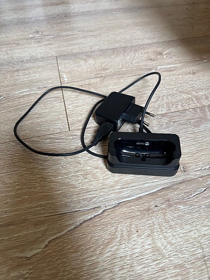 Doro puhelimen laturi ja lataustelakka