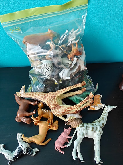 Myydään eläin figuureja
