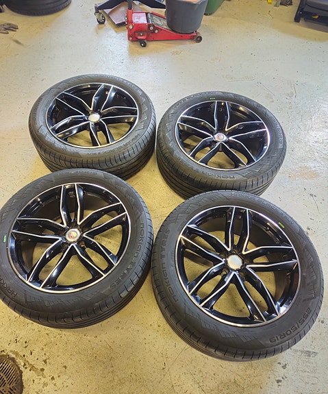 19” alumiinivanteet + Nokian Hakka Black 3 SUV renkaat 255/50R19