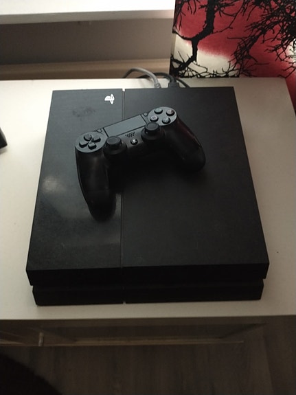 Sony PlayStation 4 pelikonsoli musta