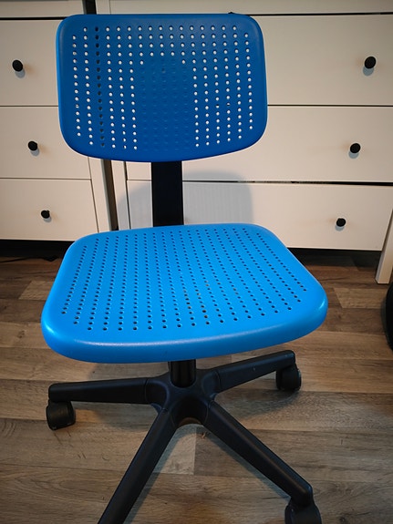 Sininen lasten työtuoli pyörillä