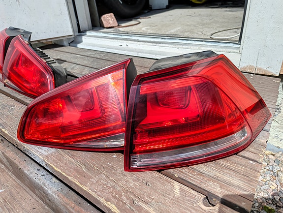 Golf 7 takavalot. Vasemmassa jälki