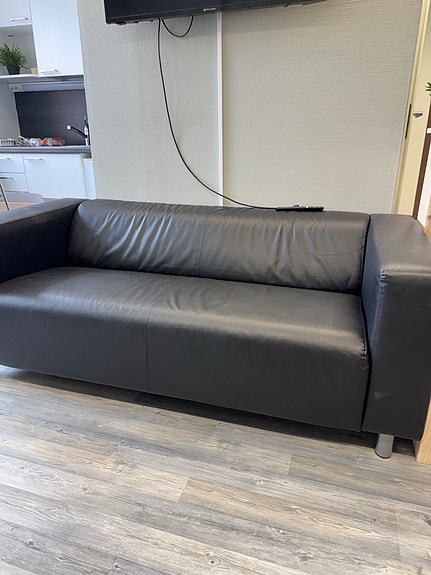 Ikea Klippan 2:n istuttava musta sohva