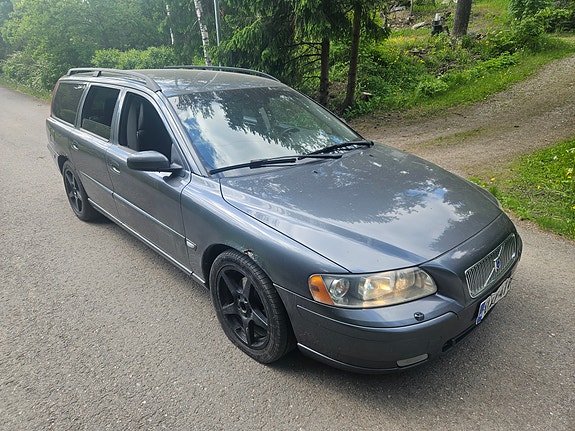 Volvo farmari nahkasisustalla ja vetokoukulla