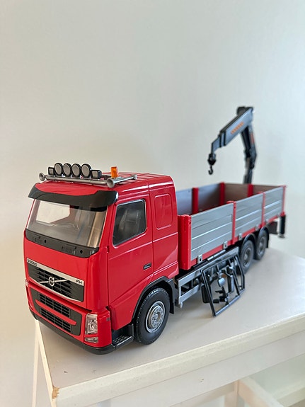 Emek Volvo kuorma-auto nosturilla leluauto