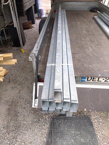 Uponor 110 mm sadevesiputket ja sinkityt teräsprofiilit