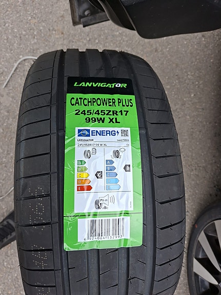 Uudet kesärenkaat 245/45/17